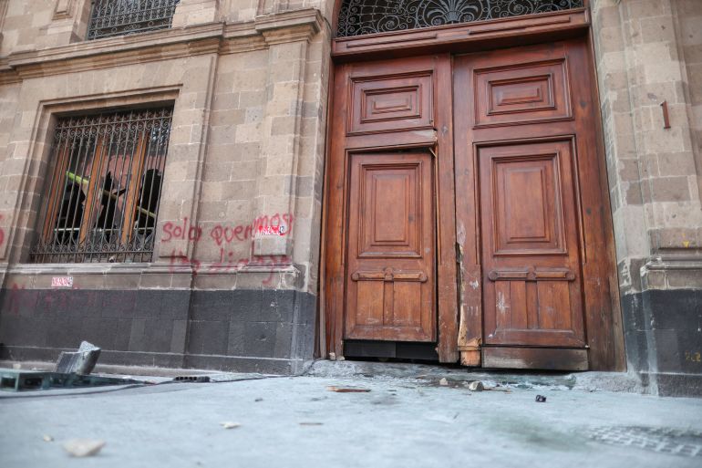 Door to Mexico presidential palace vandalised by protesters