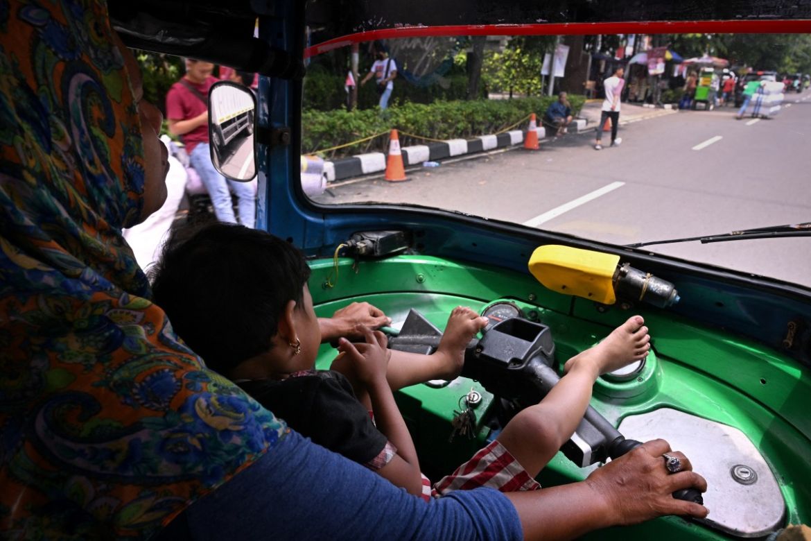 shows Bajaj driver and single mother Ekawati, who plies her three-wheeled taxi in a profession overwhelmingly dominated by men