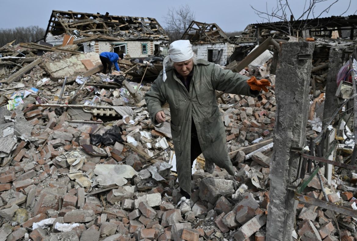 Russian bombs turn Ukraine border village into 'hell'