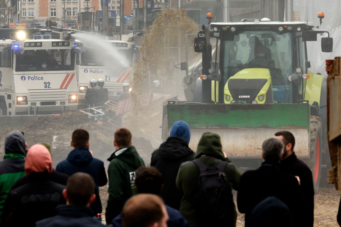 Farmers again block Brussels to protest EU policies