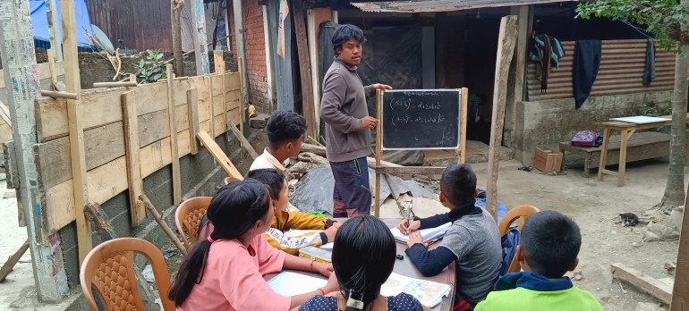 Bharat Toto teaching village children maths [Gurvinder Singh/Al Jazeera]