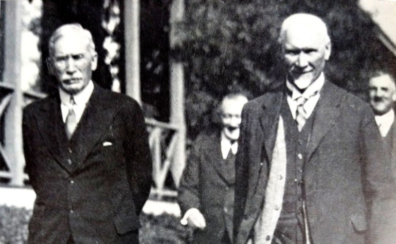 JBM Hertzogg and Jan Smuts in front of Parliament in 1938