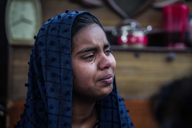 Aliza Hasan, 15, Wakeel Hasan's daughter, tears down as she sees her home demolished in India's capital, Delhi. [Md Meharban/Al Jazeera] 