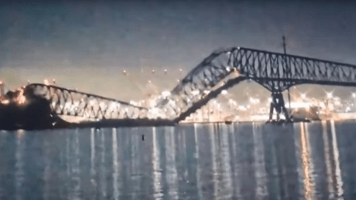 Baltimore bridge collapsing