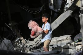 Palestinians including children search among the rubble of destroyed buildings to retrieve their belongings after an Israeli attack on the al-Jamal family&#039;s house in Rafah, Gaza on April 25, 2024. Six people including two children were killed in the attack [Abed Rahim Khatib/ Anadolu Agency]