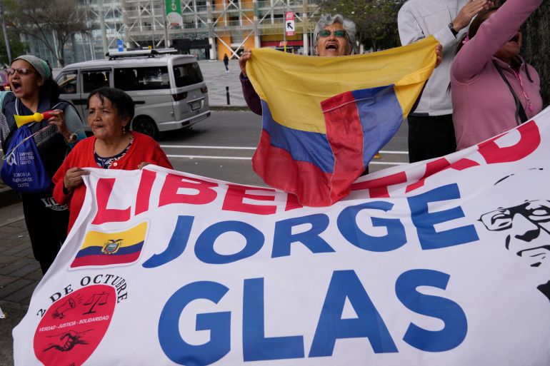 Demonstrators wave a banner that reads "Libertad Jorge Glas."