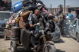 Palestinians flee from the eastern neighbourhoods of Rafah city as Israeli forces advance [Ali Jadallah/Anadolu]