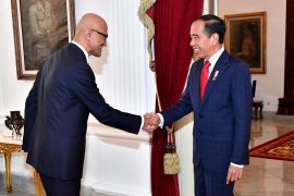 Microsoft CEO Satya Nadella met with Indonesian President Joko Widodo to discuss investment in the country [Vico/Indonesian President Palace via AP]