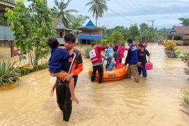 Indonesia&#039;s disaster management agency says 115 people were evacuated to mosques or relatives&#039; homes and more than 1,300 families were affected by the latest floods and landslides [Wajo Regional Disaster Management Agency/AFP]