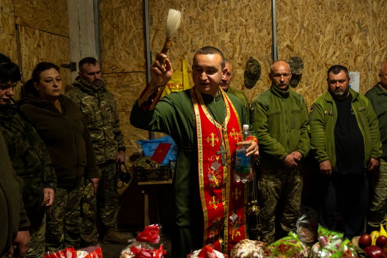 Ukrainian soldiers mark Orthodox Easter on frontlines